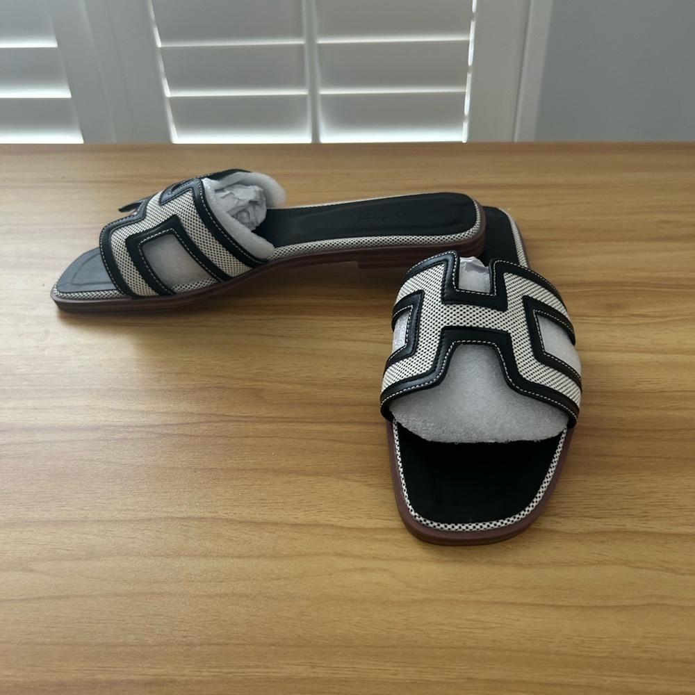 Black and grey H sandals